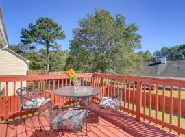 Spacious Georgia Home with Deck, Grills and Fireplace!, hotel v destinaci Riverdale