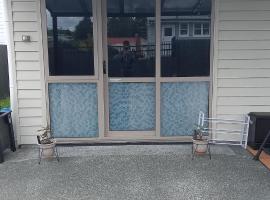 Self contained Studio with Ensuite, WIFI & Kitchenette, hotel na may parking sa Auckland