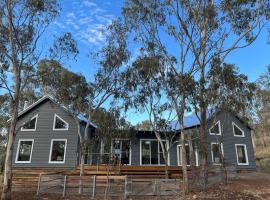 Summit House Armidale - 2 or 4 Bedrooms, chalupa v destinaci Armidale