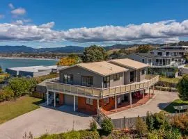 Hosts on the Coast - Views over Whiti Terrace