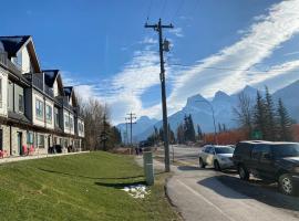 Brand New 2BR Condo with Outdoor Swimming Pool and Hot Tub, condo in Canmore