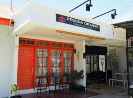 OYO 93311 Pesona Orange Homestay, hotel in Padang