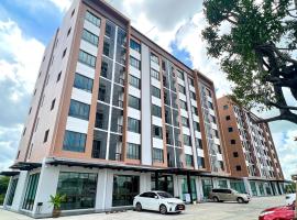 JIA HAUS Hotel Apartment: Buriram şehrinde bir otel