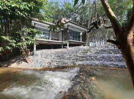 น้ำหราธาราโฮมสเตย์, hotel com estacionamento em Ban Thung Nui