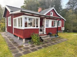 Nice red cottage near the lake Hjalmaren and Vingaker, cottage sa Vingåker