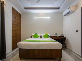 Hotel Grand Vista, bed & breakfast σε Noida