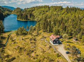 Beautiful Private Villa with Lake View and Boat, hotel s parkiralištem u gradu 'Hålland'