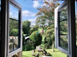 Cosy Cabins without hot tub - Greenway Farm, Drybrook, Forest of Dean, Hotel in Drybrook