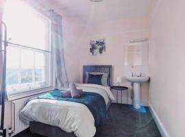 Spacious & Budget Friendly 5 Bed Home!, hotel in Maidenhead