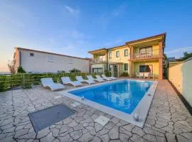7 Bedroom Cozy Home In Vir