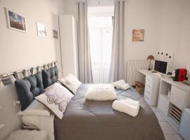 Room in shared apartment, near Lecco, poceni hotel v mestu Calolziocorte