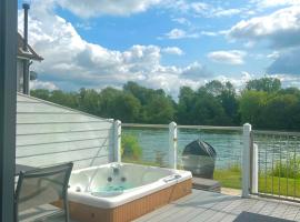 Modern Cotswold Home w Hot Tub, hotel with jacuzzis in South Cerney