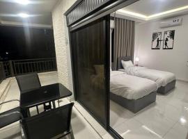 cozy home near all services 20, ξενοδοχείο σε Rujm ash Sharāʼirah