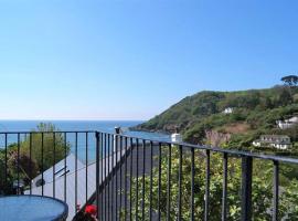 Seaside Retreat with Stunning Sea Views, котедж у місті Talland