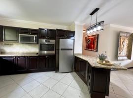 Spacious Penthouse with pool & Jungle Views, hotel in La Mona