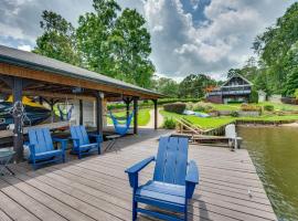Luxe Lake Sinclair Living Private Dock and Beach!, hotel di Resseaus Crossroads