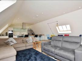 Spacious penthouse with great views of the Cathedral, apartment in Salisbury