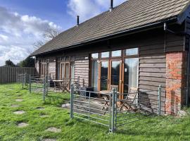 Poachers Hut - Captivating 1-bed Cottage Shorwell, semesterhus i Shorwell