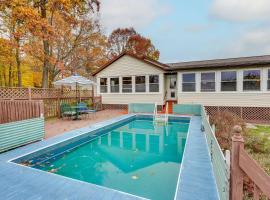 Pet-Friendly Ohio Escape with Pool, Deck and Fire Pit!, villa in Mount Vernon