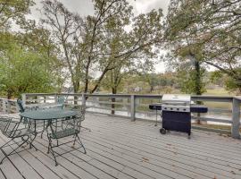 Spacious Hot Springs Lakehouse on Lake Hamilton!, cottage in Hot Springs