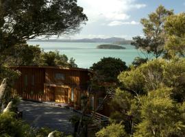 The Sanctuary at Bay of Islands, hotel dengan parkir di Opua