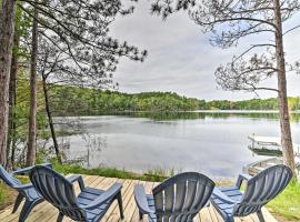 Quiet Retreat on Lake with Kayaks, Boats and Bikes!, villa em Wautoma