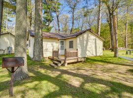 Stone Lake Cabin with Private Deck and Fire Pit!, villa in Northwoods Beach