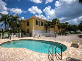 Luxury Cearra Del Ray Townhome Seconds to Beach 2-Car Garage, lyxhotell i New Smyrna Beach