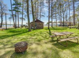 Rustic Cabin with Fire Pit, Steps to Sand Lake!, vil·la a Northwoods Beach
