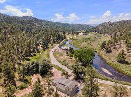 Welcome! 4 bedroom (6 bed) 3 bath River House, hotel v destinaci Sedalia