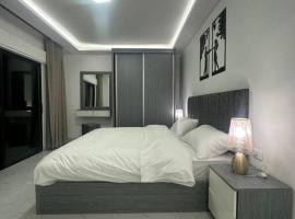 cozy rooftop near al services 23, ξενοδοχείο σε Rujm ash Sharāʼirah