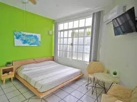 Studio -Sand at Mikasa- Fast Internet, King bed, Pool, Near Beach, AC