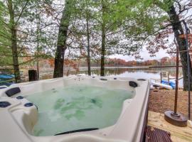 Lakefront Wisconsin Cottage with Dock and Hot Tub!, מלון עם חניה בCrivitz