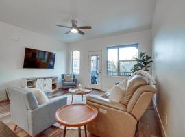 McCall Vacation Rental with Private Balcony and Grill!: McCall şehrinde bir otel