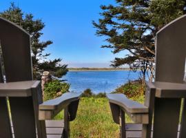 Tranquil Tides- Cape Meares Lakefront & Beach Home、ティラムックのホテル