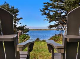 Tranquil Tides- Cape Meares Lakefront & Beach Home, hotel pre rodiny v destinácii Tillamook