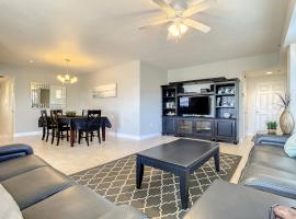 Upscale 32 corner unit with private balcony overlooking the property. OW14-401, hotel in New Smyrna Beach