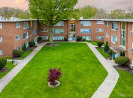 Georgetown Villas Two Bedroom 3-2a Apartment in Fairview Park, Ohio!, hotell sihtkohas Fairview Park