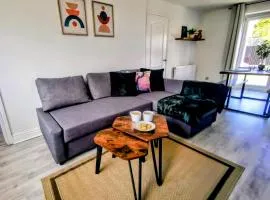 No 7 - Bright, Spacious 3 Bed Home with Parking & WiFi