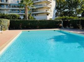 Studio de standing climatisé, avec piscine, proche de la mer: Fréjus şehrinde bir otel