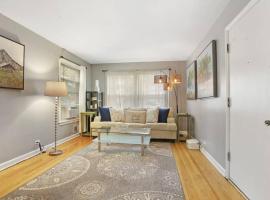 Condo by the park & lake in the heart of Evanston!, holiday rental in Evanston