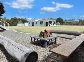Kulang Retreat in charming Broke with Large Swim Spa and games room suits up to 14 guests
