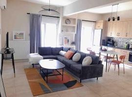 Paleo Faliro Athens fully equipped 2 bedrooms 90 sqm big apartment 200m to Free beach, hotel en Atenas