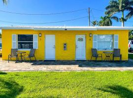 Poolside King Cottage with Kitchen - 10 Minutes to Beach!, hotel na may parking sa Fort Myers