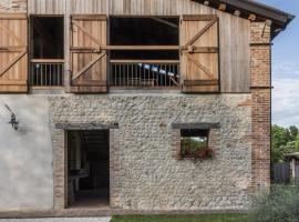 Modern Farmhouse in Pagnano Italy near Forest, cabaña o casa de campo en Asolo