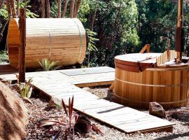 Intimate Rainforest Retreat with Valley Views, villa Upper Burringbar városában