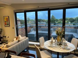 Stunning Luxury 3 Bed Penthouse Sleeps 2 to 6, hotel in Hythe