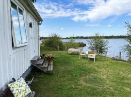Cozy cottage located on a nice sea plot on Boholmarna outside Kalmar, chata v destinácii Kalmar