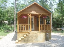 Porabella cabin at Morels on the Wabash, hotel em Logansport