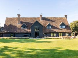 Period Luxury Converted Barn Windsor/Maidenhead - Perfect for family groups, hótel með bílastæði í Taplow